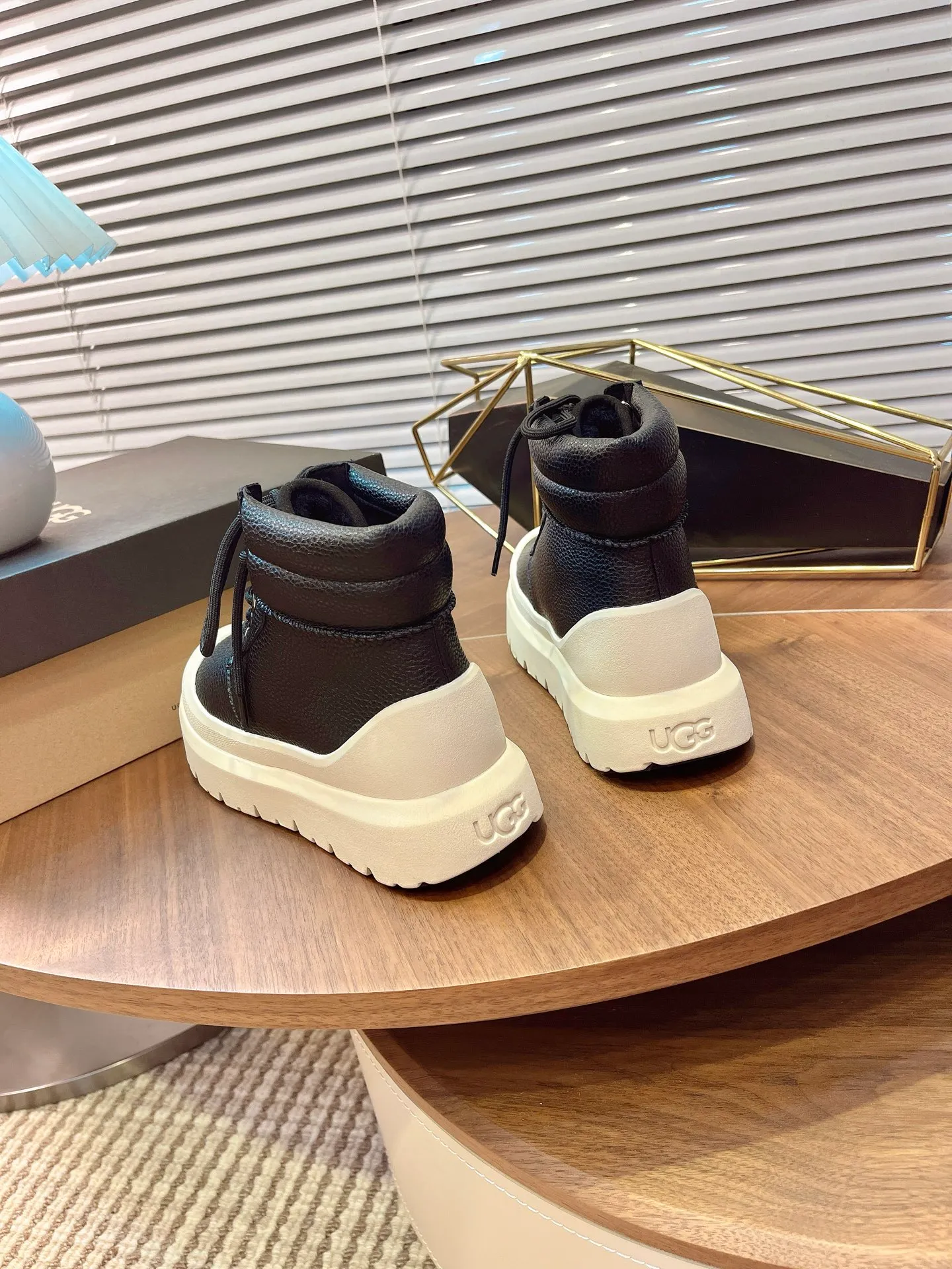 【UGG】 P: 600💰 Couple shoes Size: Women’s size 35-40 / Men’s size 40-44 UGG Tasman Weather Hybrid slip-on snow boots👢 Wang Yibo's same style 👏 adds a large orange sole to the classic Tasman shoe style, functional color contrast design, environmentally friendly waterproof and snowproof material, which has both fashionable and functional attributes. At the same time, it is paired with the new UGG furry shoes Keen's furry color-blocking jacket. Bright orange and maroon collide to create a new light outdoor style and open up a new travel experience in early autumn! Using the best materials, the 17mm fur integrated surface is warmer and breathable, and the outsole is upgraded to a lightweight and wear-resistant light wing technology outsole!
